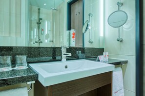 Ropa de cama hipoalergénica y minibar 