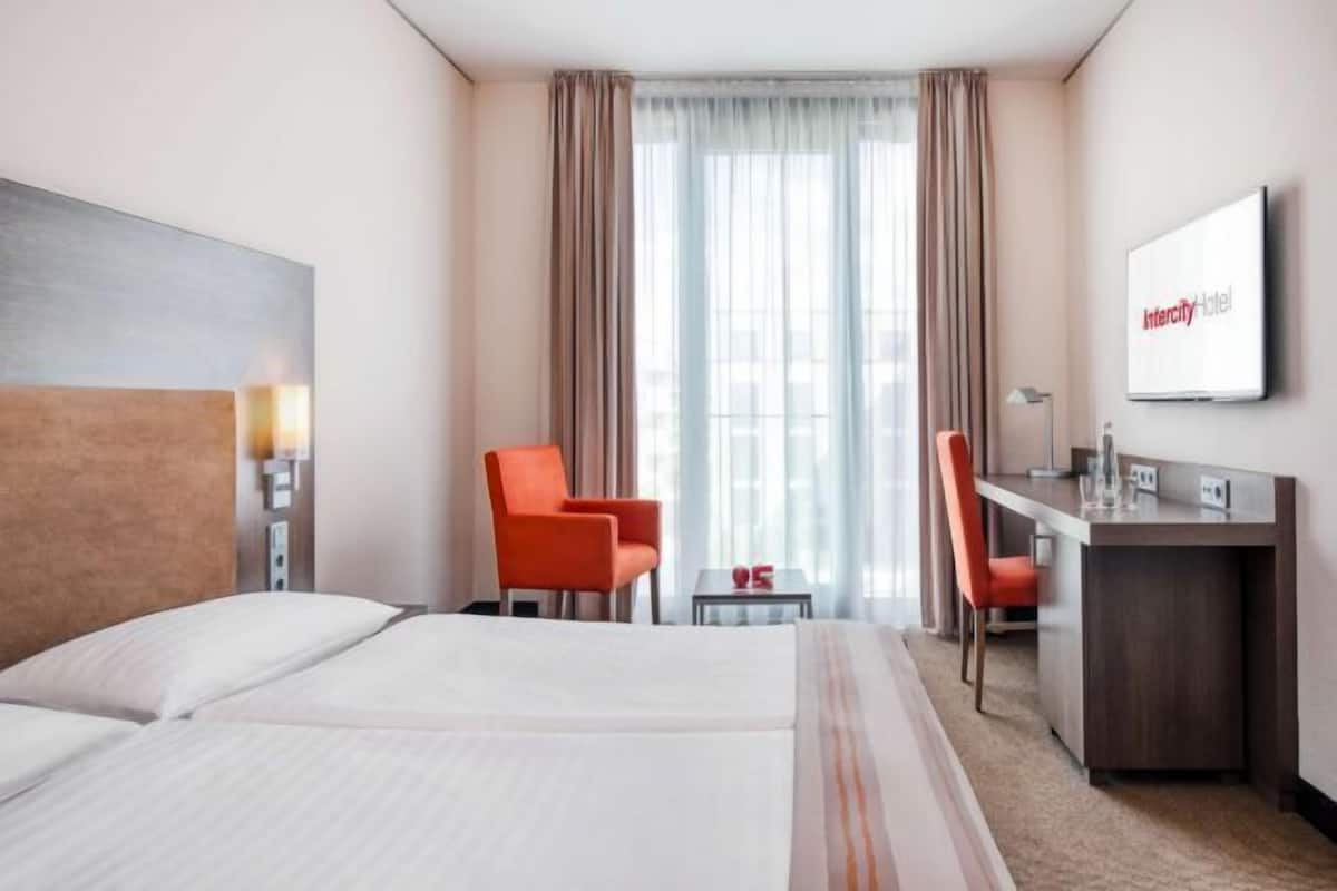 Allergikerbettwaren, Minibar, Zimmersafe, Schreibtisch