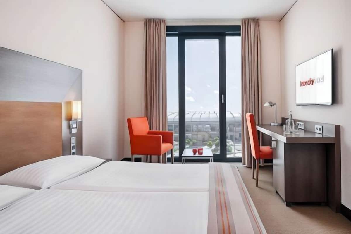 Allergikerbettwaren, Minibar, Zimmersafe, Schreibtisch