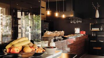 Desayuno continental diario (EUR 17.50 por persona)