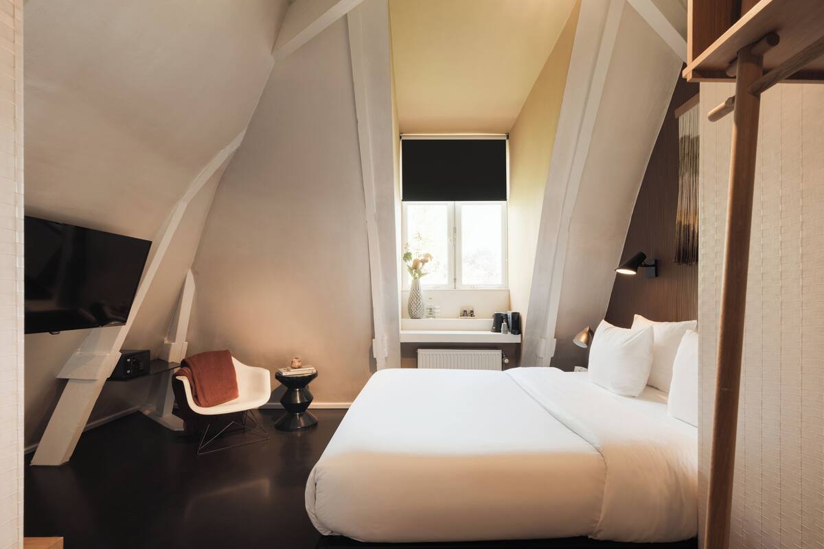 Comfort Double Room | In-room safe, free WiFi, bed sheets