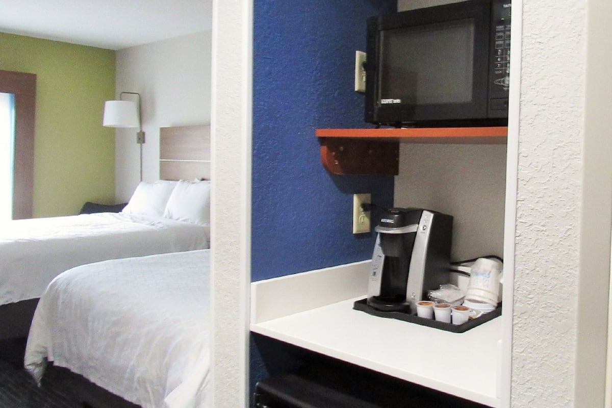 Hypo-allergenic bedding, pillowtop beds, in-room safe, desk