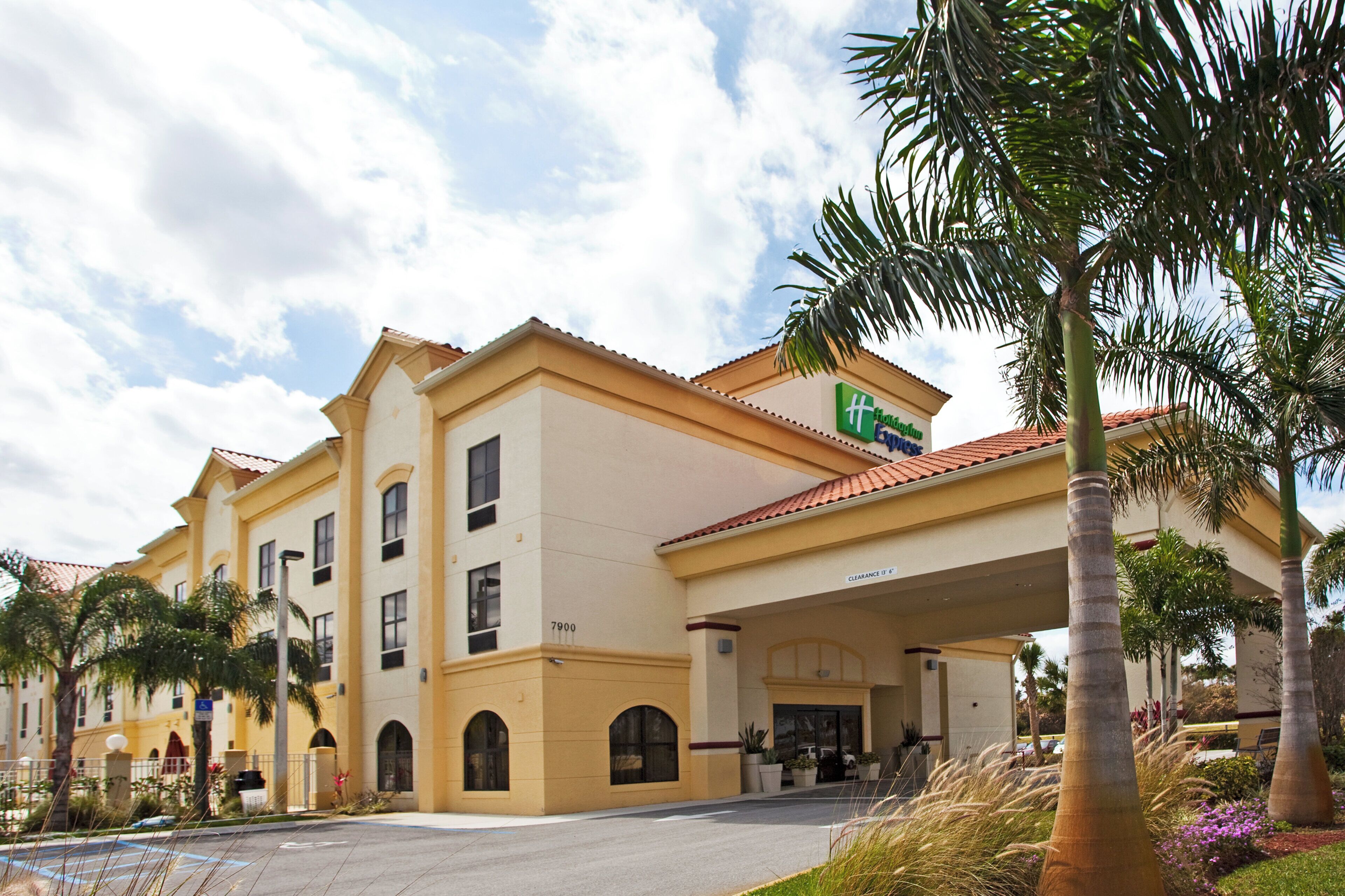 Un hotel con fachada plana, múltiples ventanas y un letrero que indica que es un Holiday Inn Express.