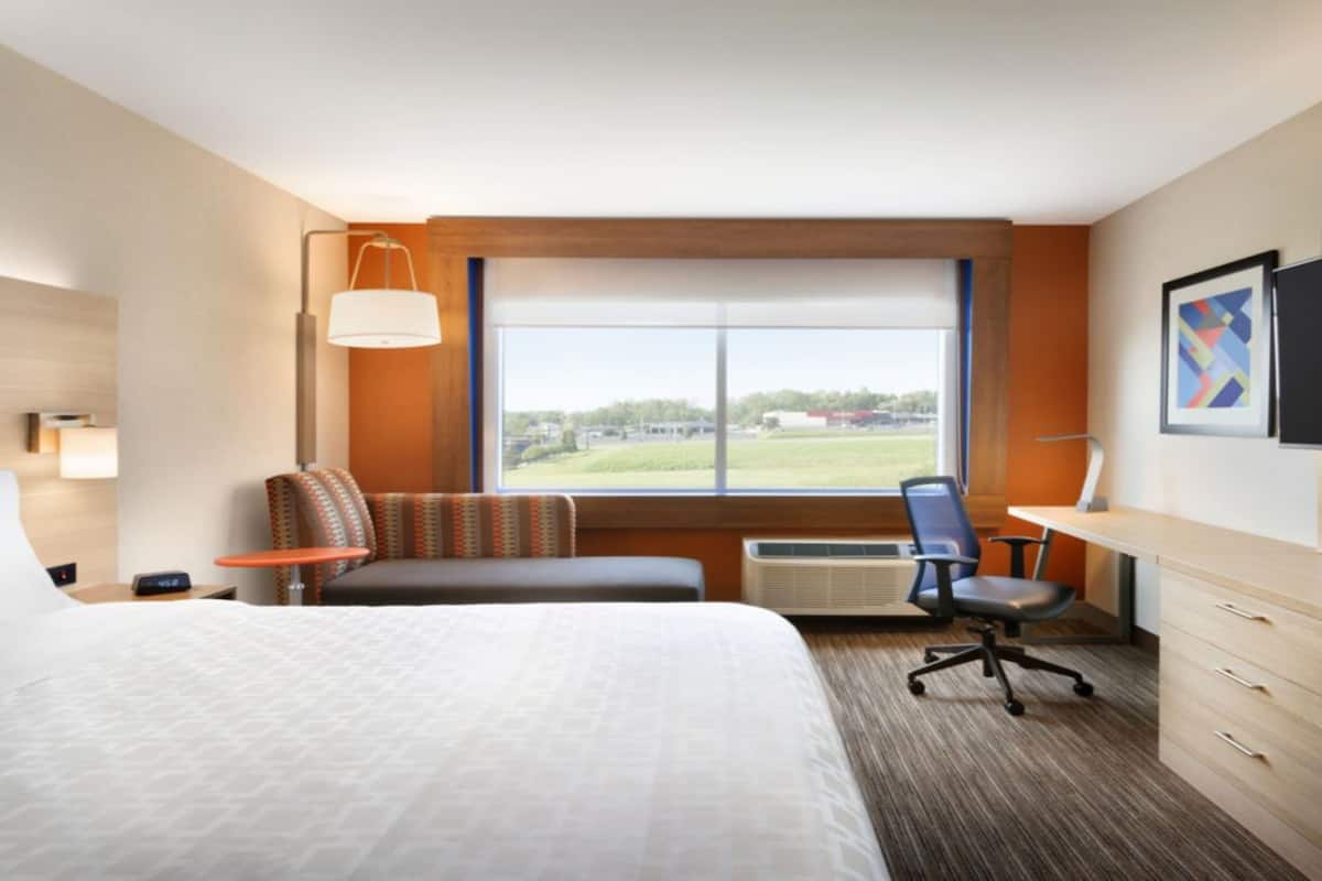 Hypo-allergenic bedding, pillowtop beds, in-room safe, desk