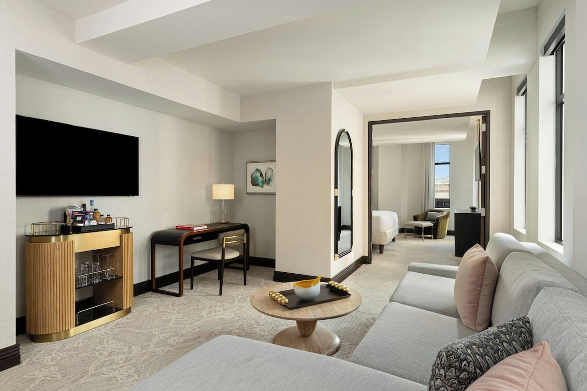 Superior Studio Suite, 1 King Bed | Premium bedding, minibar, in-room safe, desk
