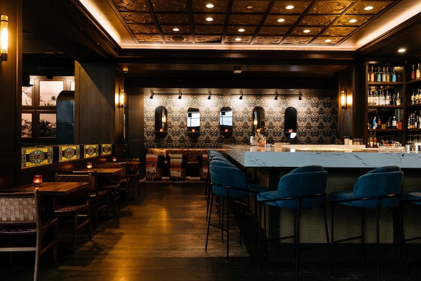 2 restaurants, dinner served, American cuisine