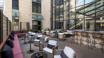 2 restaurantes, é servido jantar