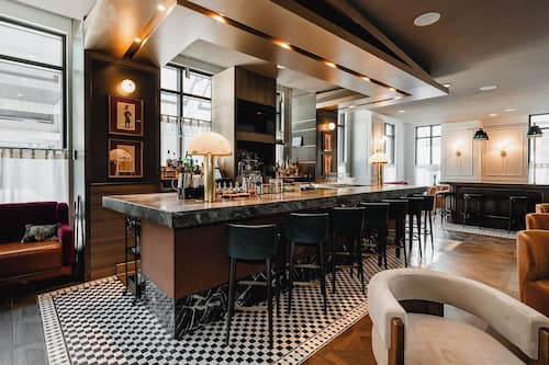 3 bars/lounges