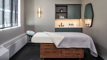 Un dormitorio moderno con cama, almacenamiento integrado, tocador y un espejo grande.