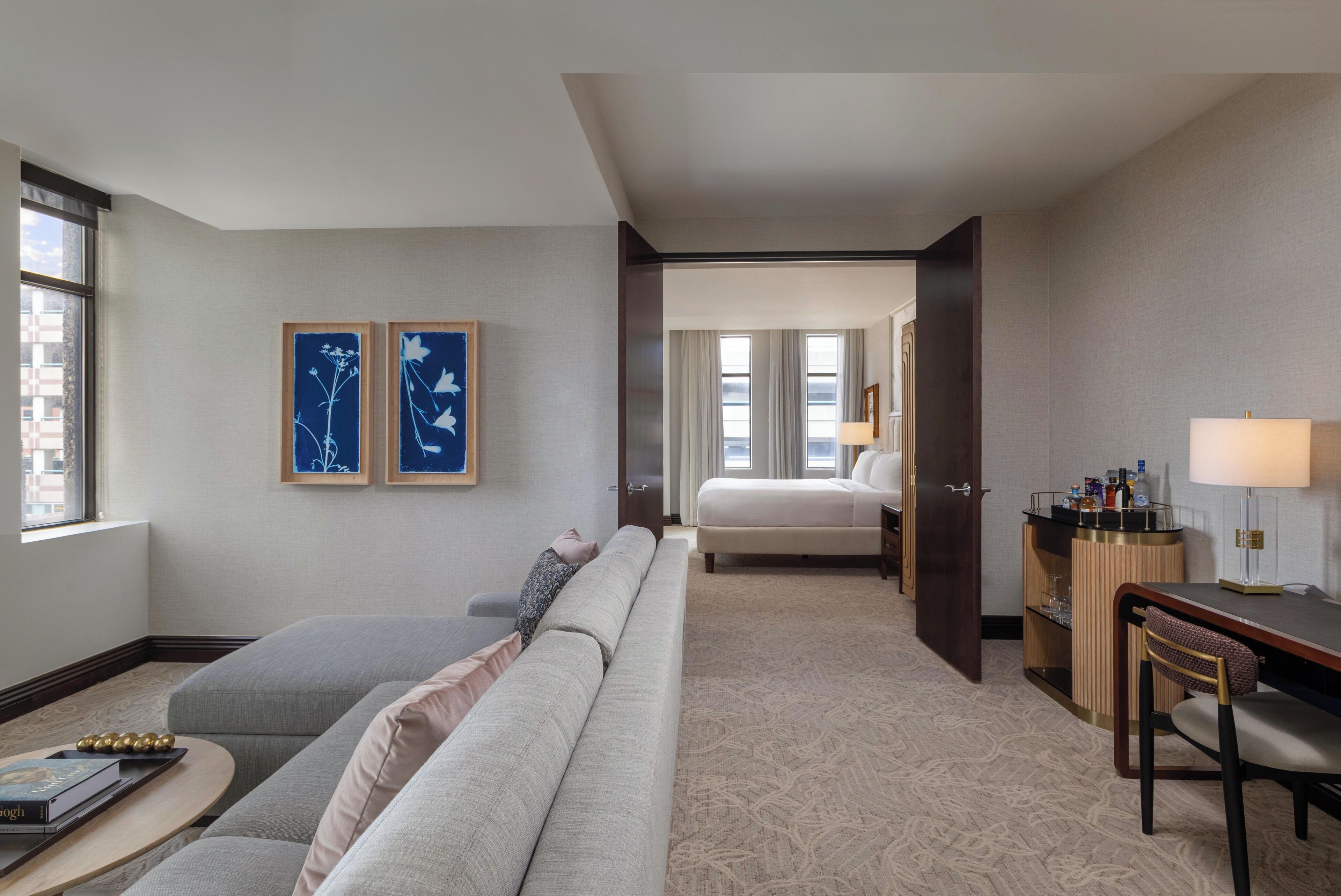 Suite Deluxe, 1 cama King size y sofá cama | Ropa de cama de alta calidad y minibar 