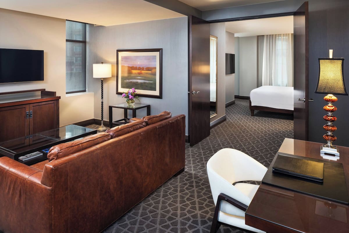 Deluxe suite, 1 kingsize bed met slaapbank, niet-roken | Luxe beddengoed, een minibar, een kluis op de kamer, een bureau