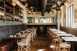 2 restaurantes; se sirven cenas