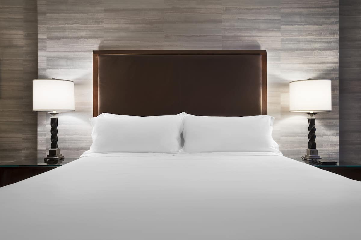 Luxe beddengoed, een minibar, een kluis op de kamer, een bureau