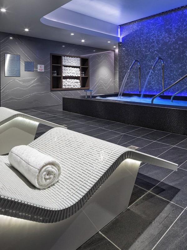 Couples treatment rooms, sauna, hot tub, steam room, body treatments