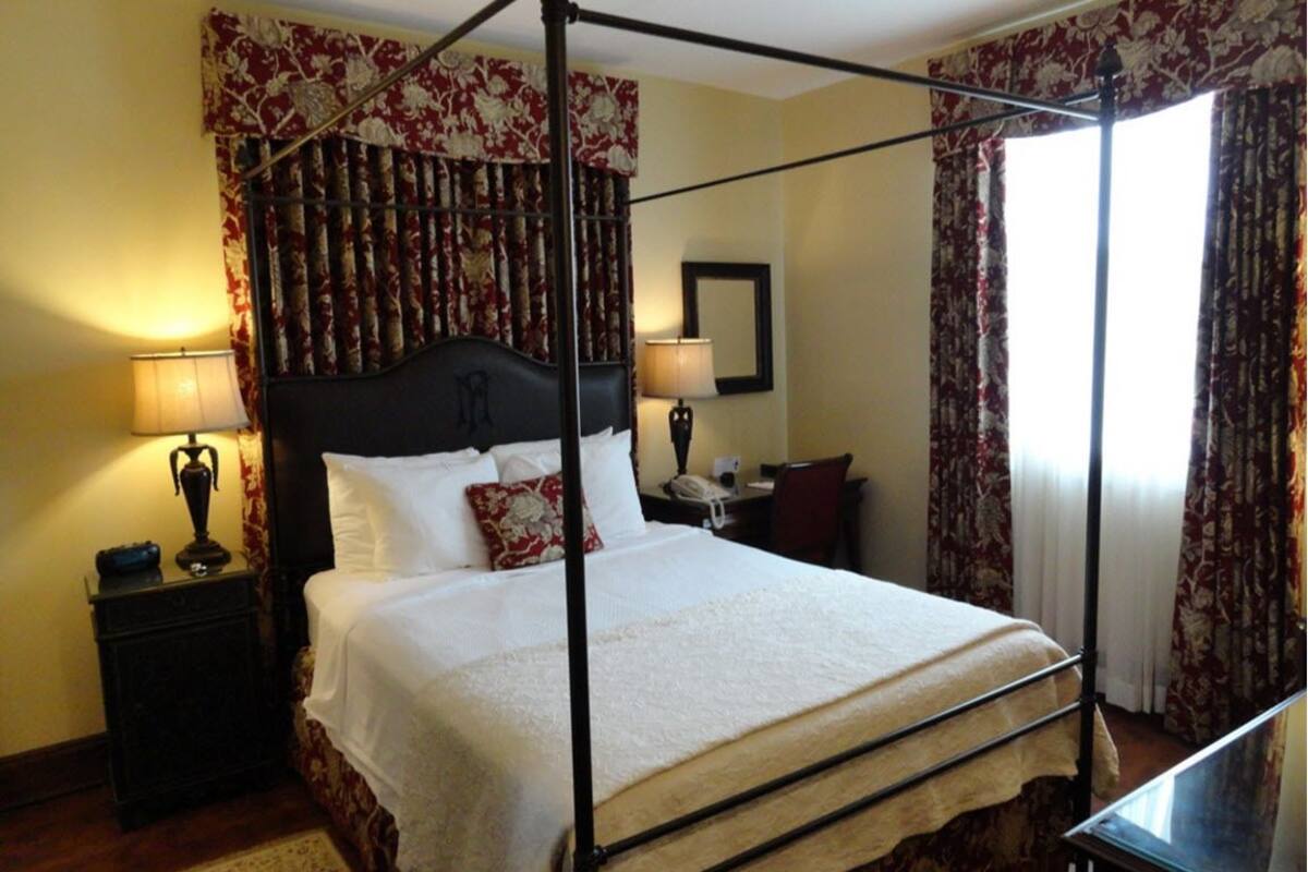 traditional room, 1 queen bed | egyptian cotton sheets, premium bedding, pillow-top beds, desk
