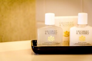 Combined shower/tub, free toiletries, hair dryer, towels