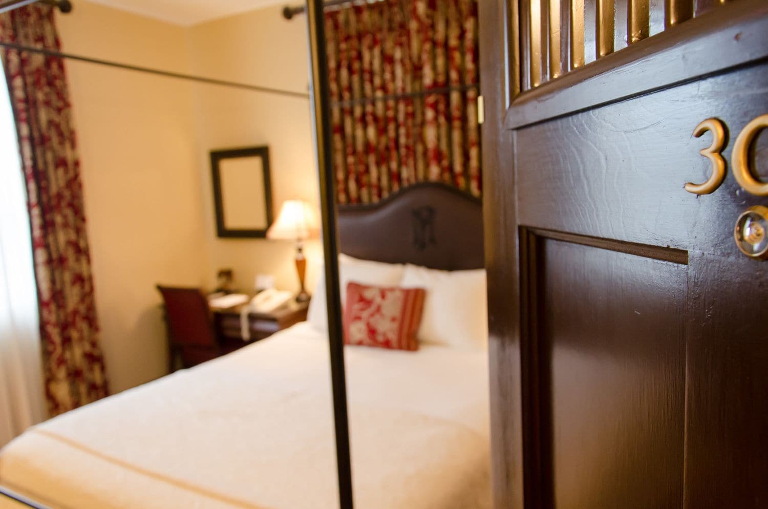 traditional room, 1 queen bed | egyptian cotton sheets, premium bedding, pillow-top beds, desk