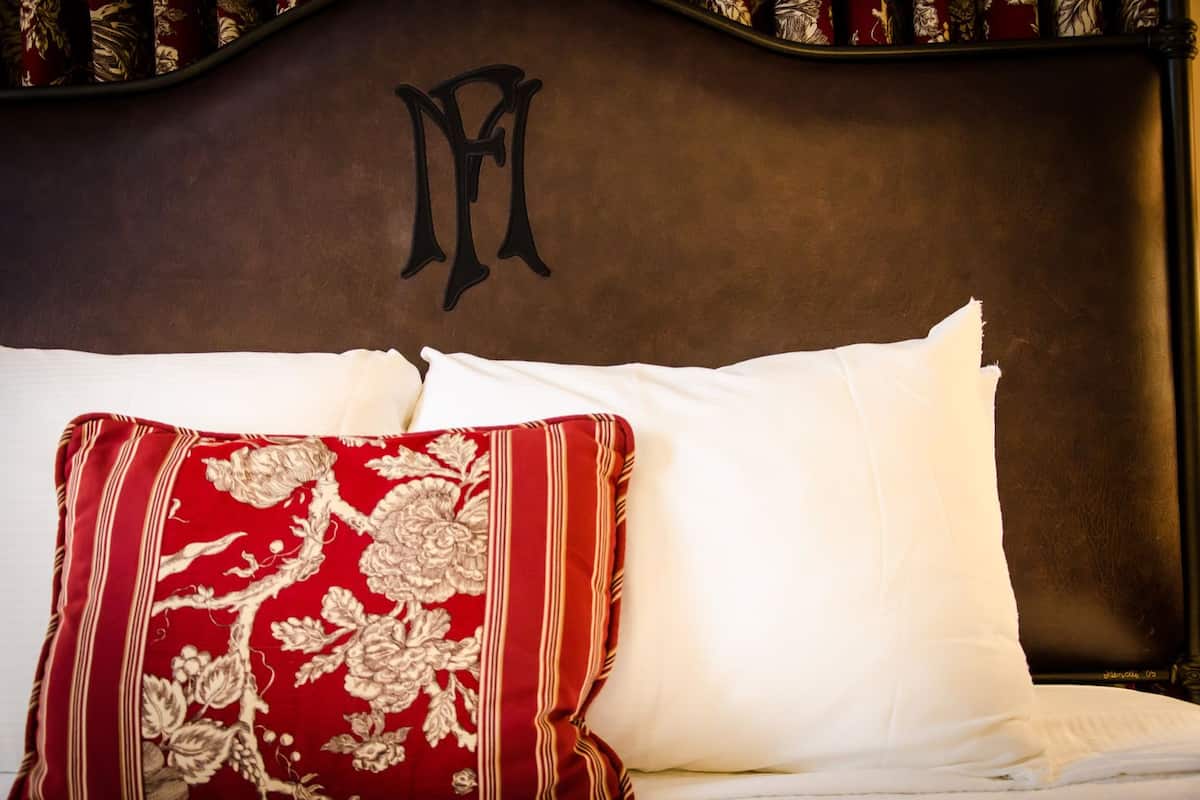 traditional room, 1 queen bed | egyptian cotton sheets, premium bedding, pillow-top beds, desk