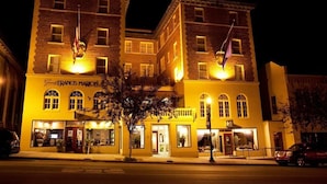 Um edifício de vários andares com uma placa que diz 'FRANCIS MARION'.