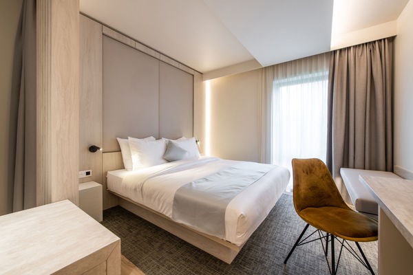 Hypoallergeen beddengoed, een minibar, een kluis op de kamer, een bureau