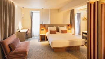 Hypo-allergenic bedding, minibar, in-room safe, desk