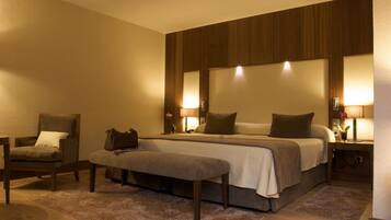 Hochwertige Bettwaren, Minibar, Zimmersafe, individuell dekoriert