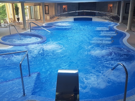 Seasonal outdoor pool, pool loungers. Gran Hotel Balneario De Puente Viesgo