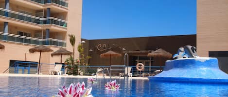 Piscine extérieure (ouverte en saison), parasols de plage