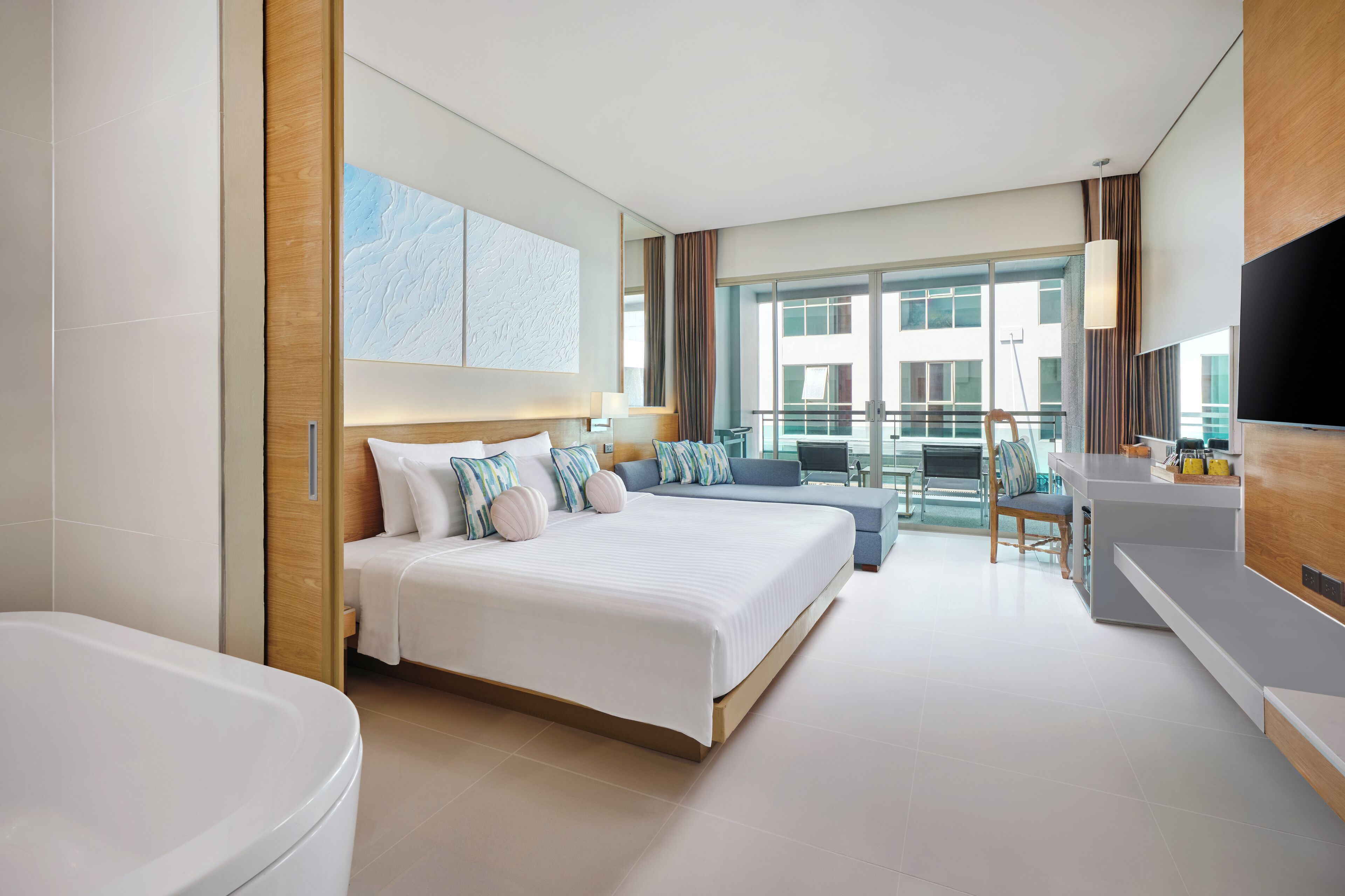 Deluxe Urban Room King Bed | Ropa de cama de alta calidad, colchones con acolchado adicional, minibar