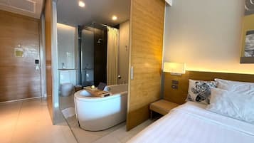 Deluxe Urban Pool Access Room King Bed | 1 slaapkamer, luxe beddengoed, pillowtop-bedden, een minibar