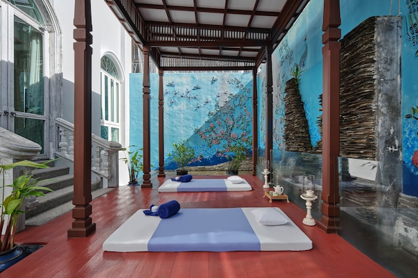 Couples treatment room(s), hot tub, steam room, body treatments