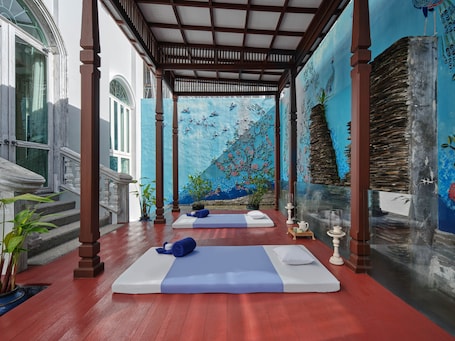 Couples treatment rooms, hot tub, steam room, body treatments