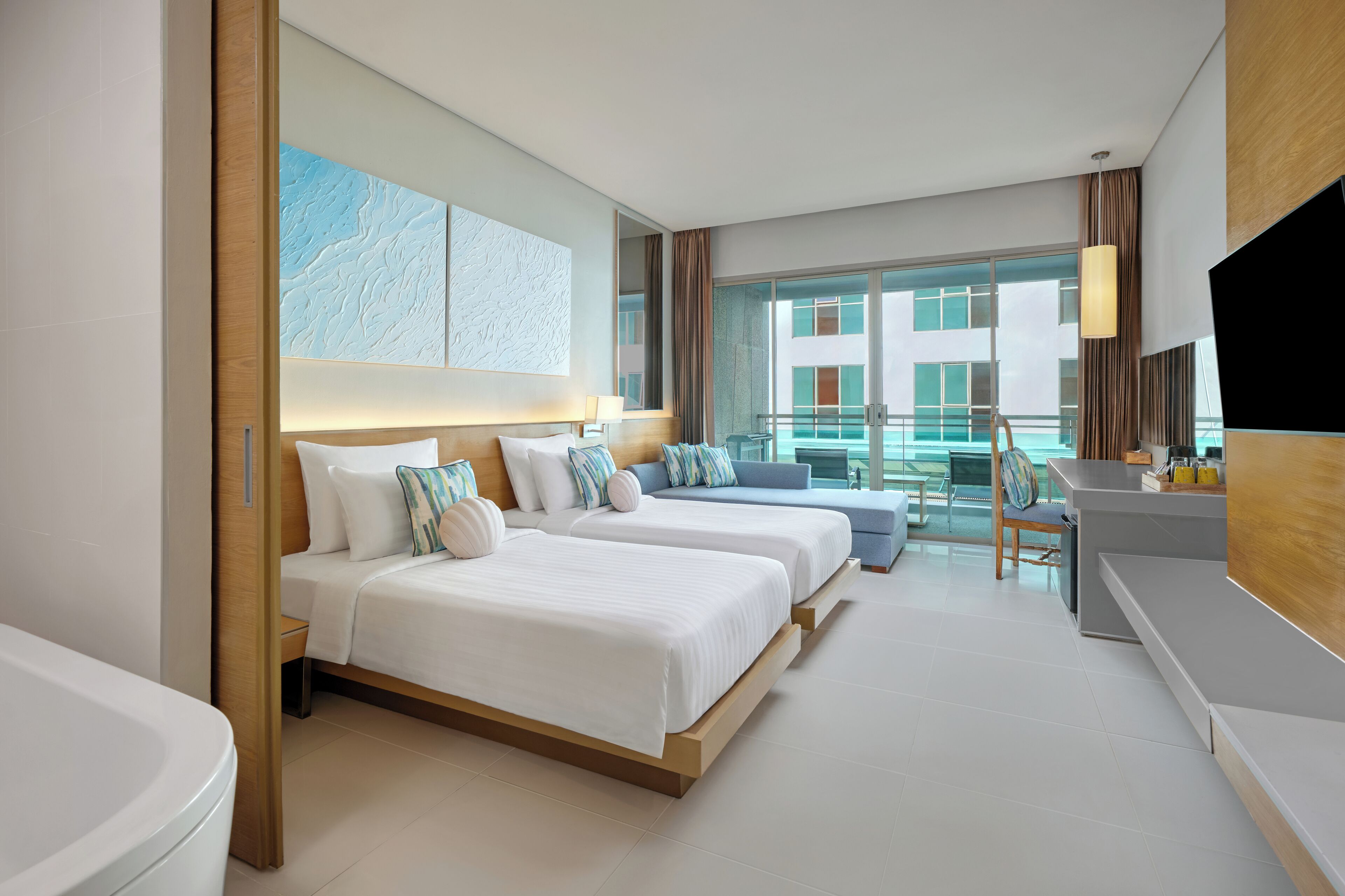 Deluxe Urban Room Twin Bed | Ropa de cama de alta calidad, colchones con acolchado adicional, minibar