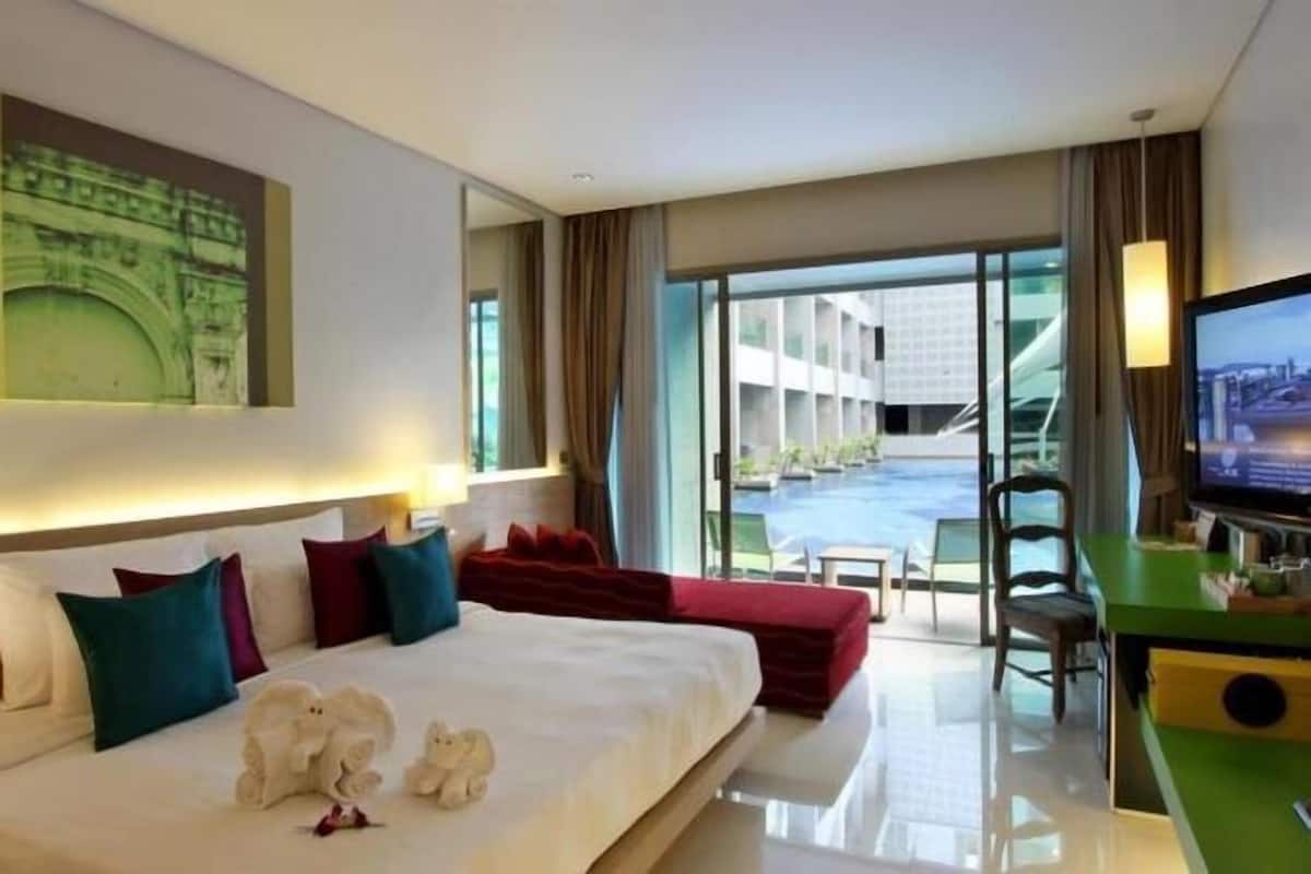 Premium bedding, pillow-top beds, minibar, in-room safe