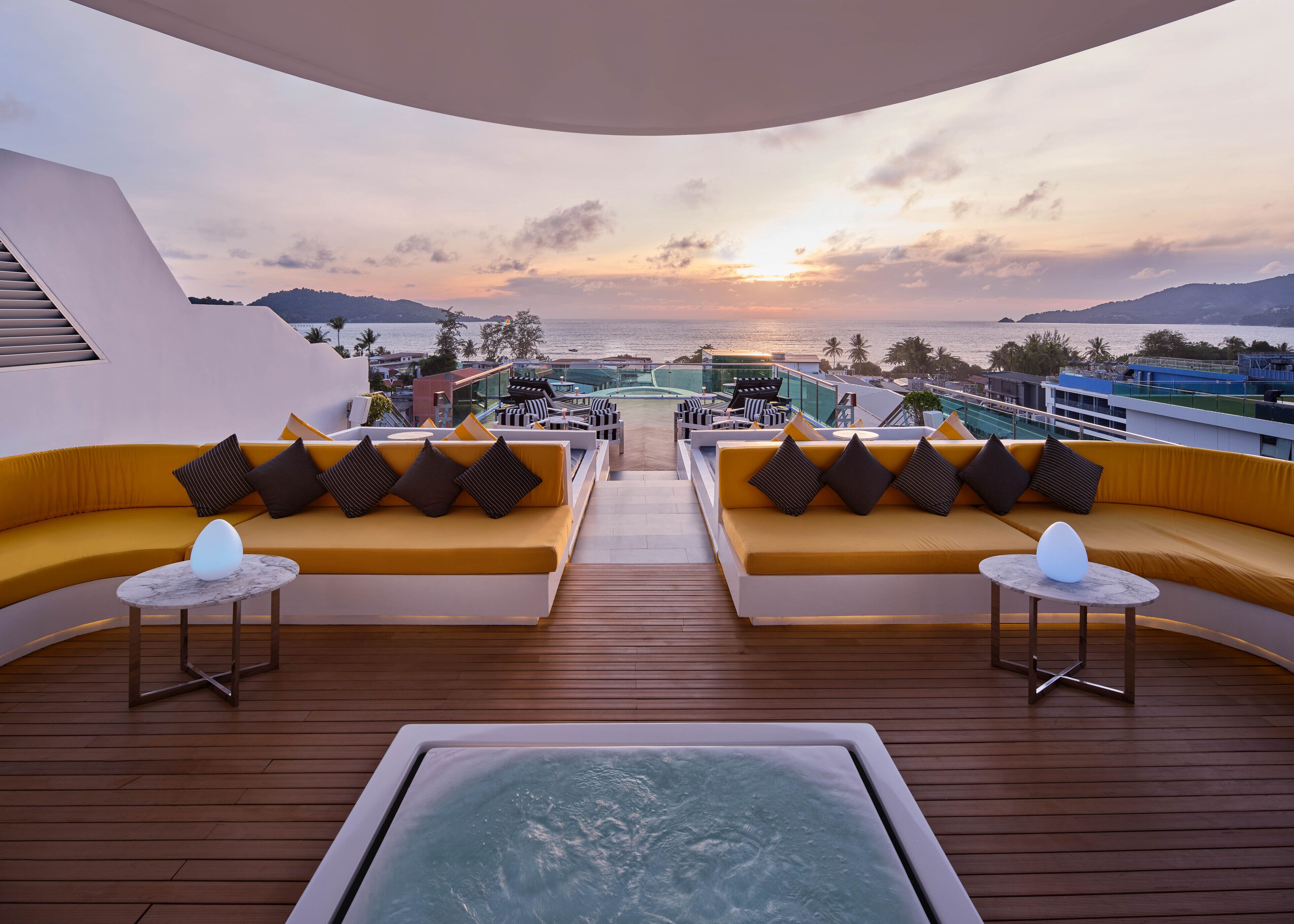 Lounge en el lobby, con vista a la alberca, abre todos los días 