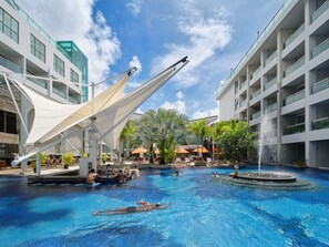 Piscine extérieure, accès possible de 7 h à 21 h, parasols