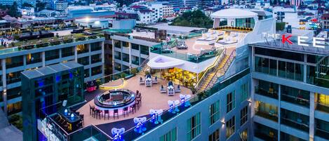 2 restaurantes; se sirven desayunos, almuerzos y cocina internacional