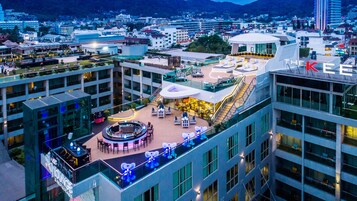 2 restaurants, breakfast, lunch, dinner served; international cuisine