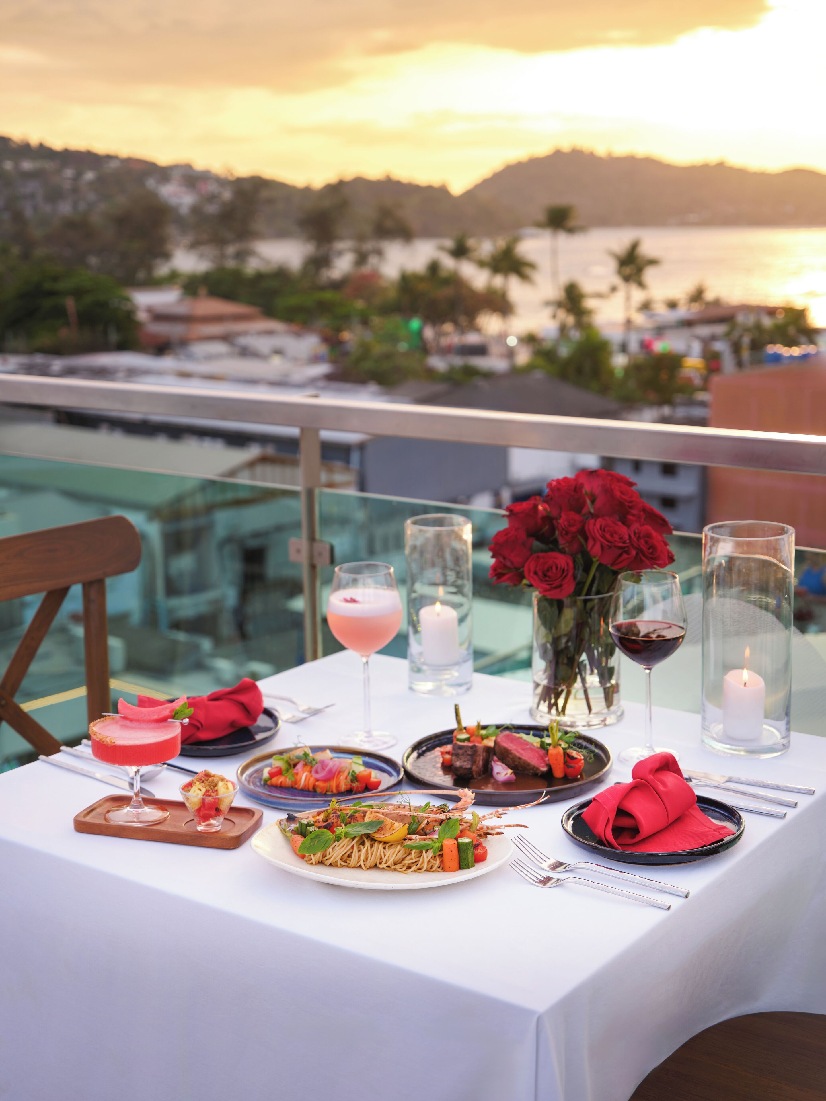 2 restaurants, breakfast, lunch, dinner served; international cuisine 