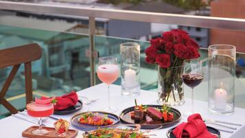 2 restaurants, breakfast, lunch, dinner served; international cuisine