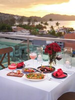 2 か所のレストラン、朝食、ランチ、ディナーに営業 (多国籍料理)