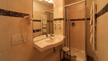 Dusche, kostenlose Toilettenartikel, Handtücher