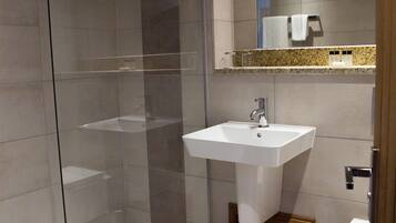 Douche, articles de toilette gratuits, sĂšche-cheveux, peignoirs