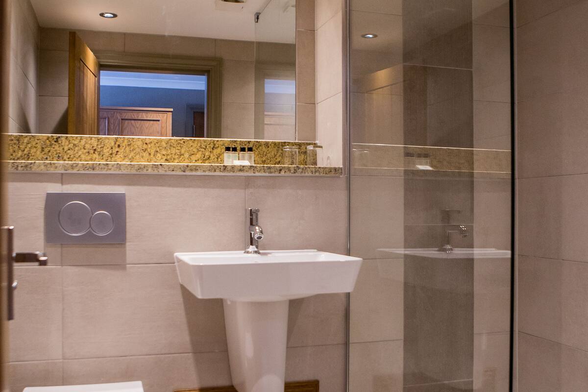 deluxe double or twin room | bathroom | shower, free toiletries, hair dryer, bathrobes