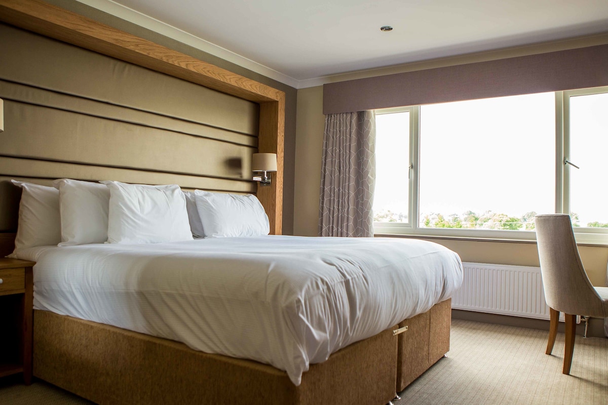 Premium bedding, down comforters, in-room safe, desk