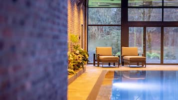 Indoor pool, sun loungers