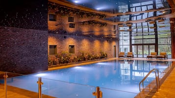 Indoor pool, sun loungers