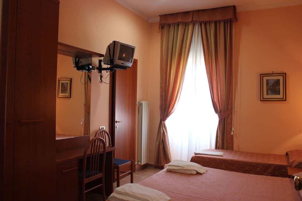 In-room safe, desk, free WiFi