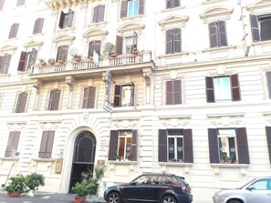 A historic building with a sign indicating a hotel named "Hotel Cambridge." - Aristotele Hotel (Rome)