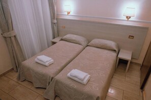 客房内保险箱、办公桌、免费 WiFi